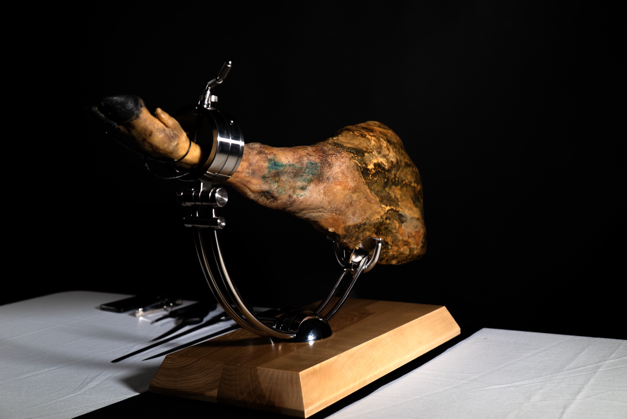 Jamón sobre soporte listo para el corte