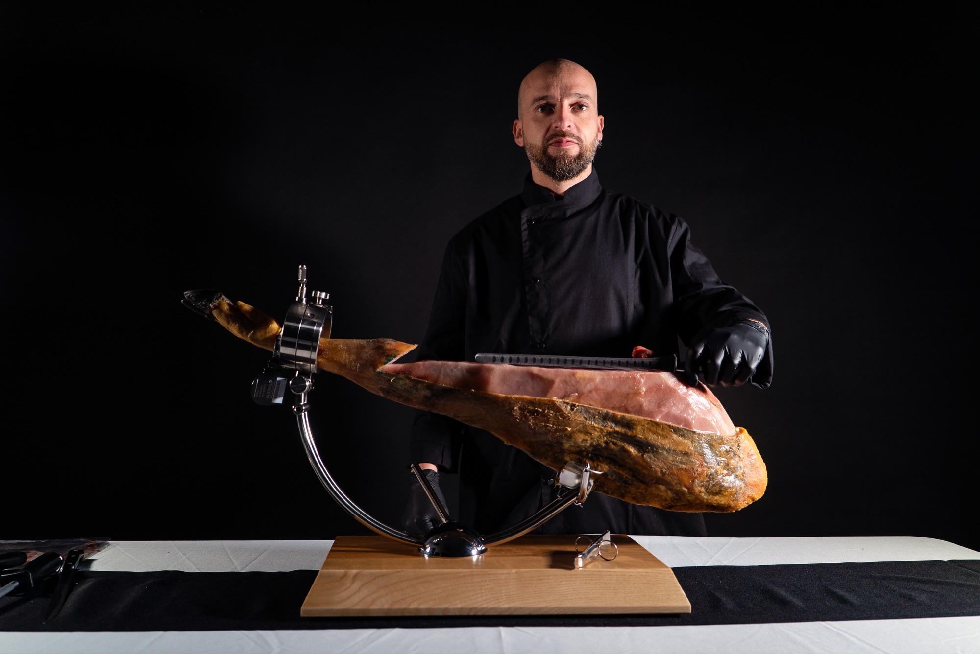 Pieza de jamón asegurada en el jamonero