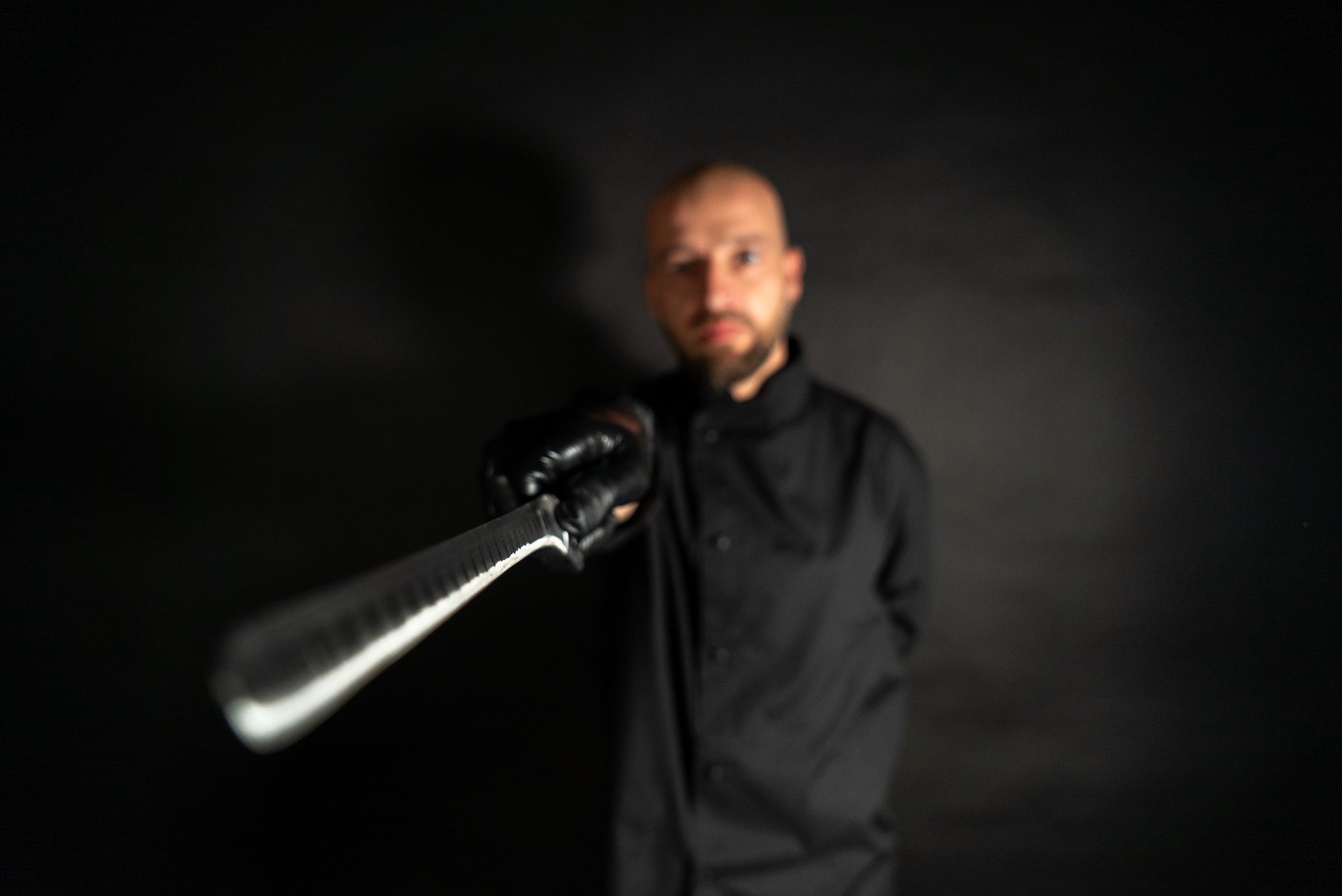 Antonio Muti señalando con el cuchillo hacia cámara