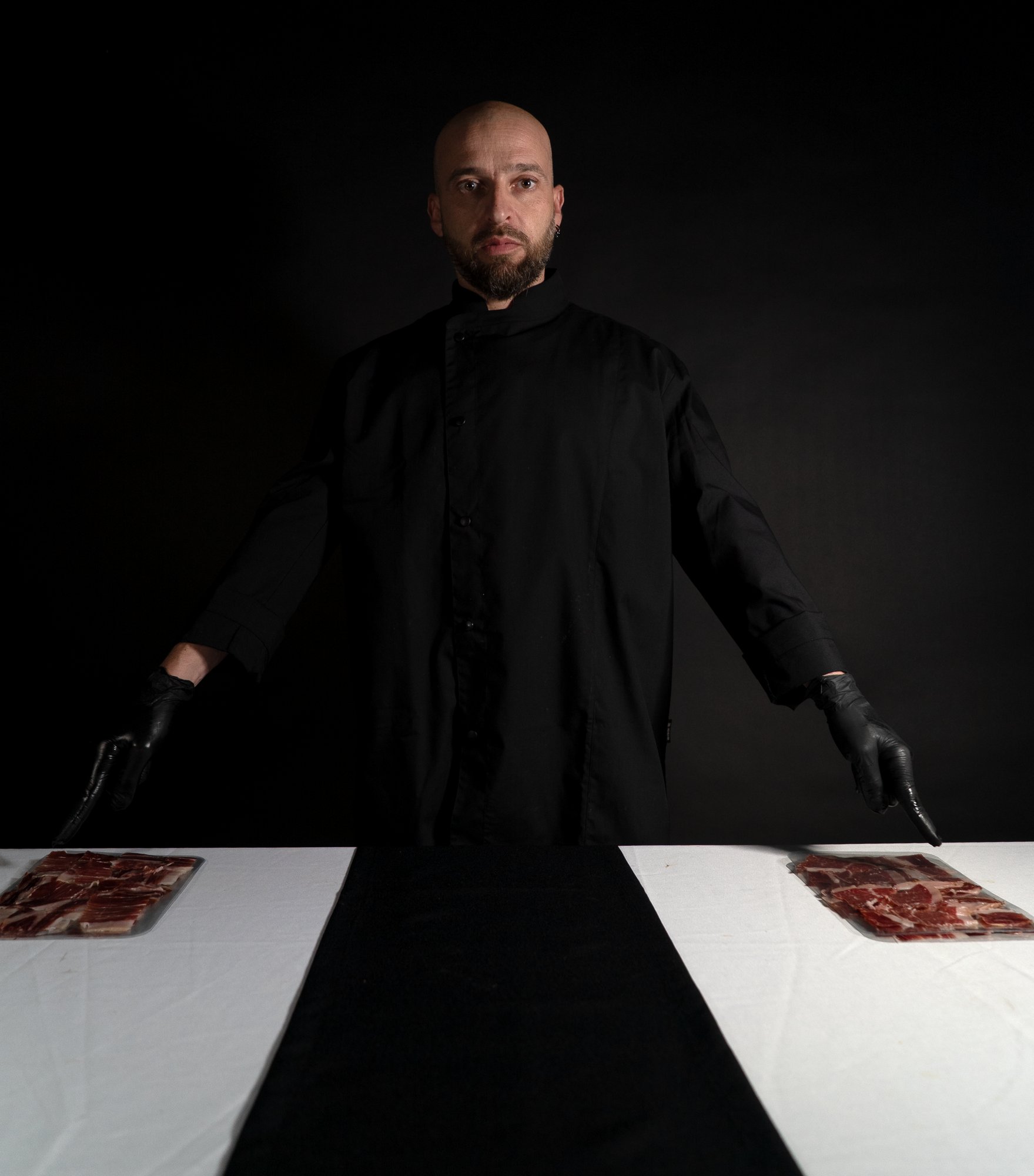 Antonio Muti presentando dos platos de jamón cortado