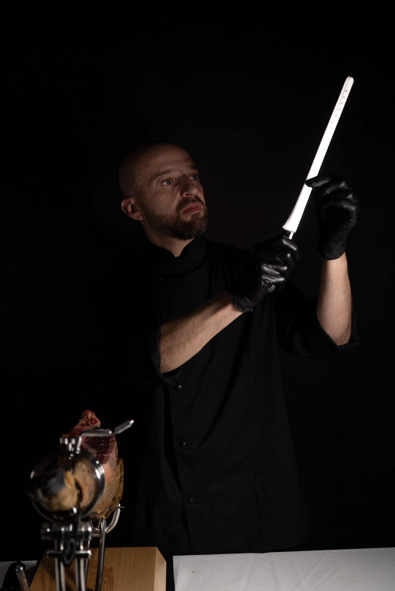 Antonio Muti afilando el cuchillo junto al jamón